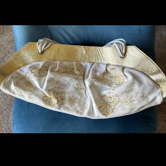 NWT Flora Bella White with Gold Floral Embroidered Oblong Leather Purse - Picture 7 of 12